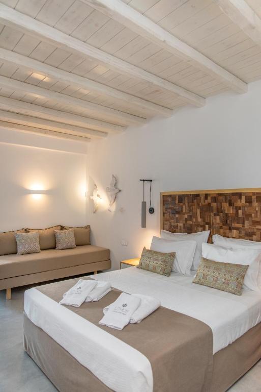 Postel nebo postele na pokoji v ubytování Lithos Luxury Suites
