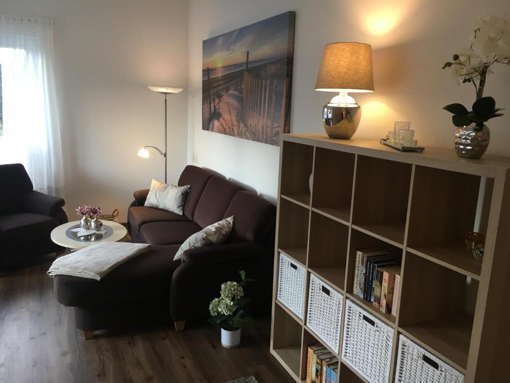 a living room with a couch and a book shelf at WaldEck in Hartenholm