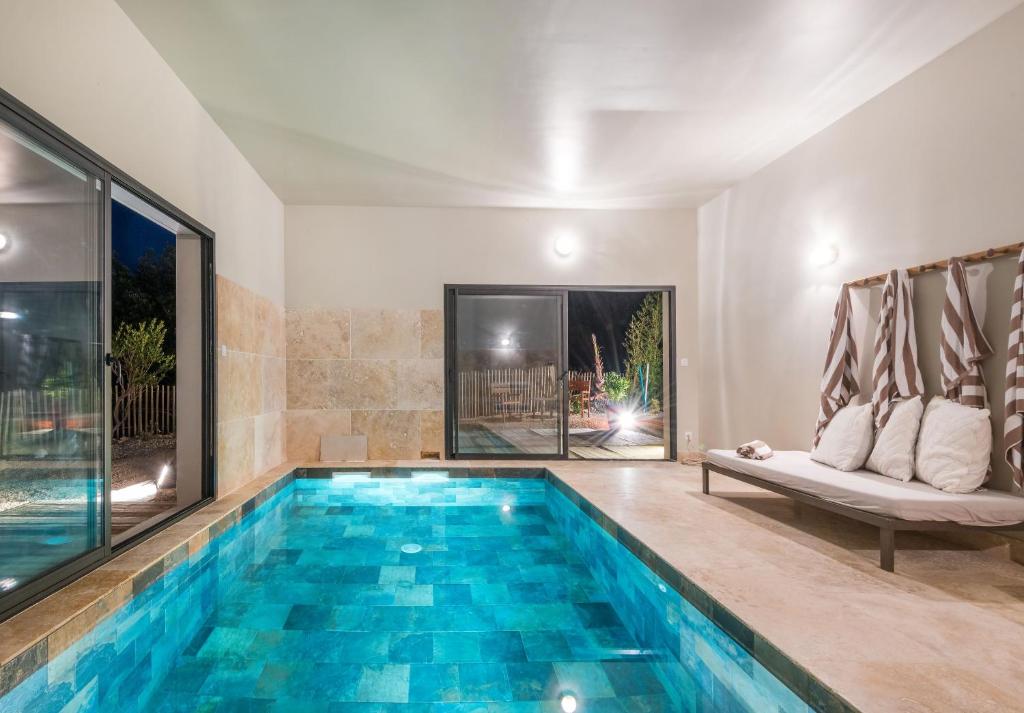 Villa Célestine 10pers. piscine intérieure chauffée, Saint-Siffret – Tarifs  2023