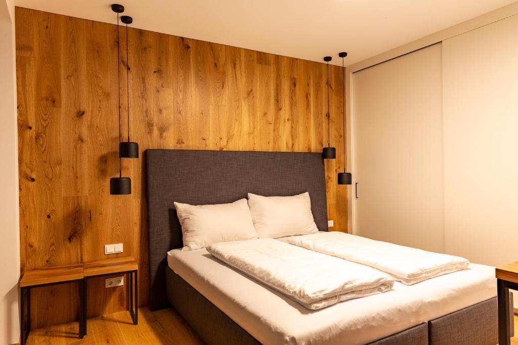 Postel nebo postele na pokoji v ubytování LUVA Resorts Kappl - Chalet K
