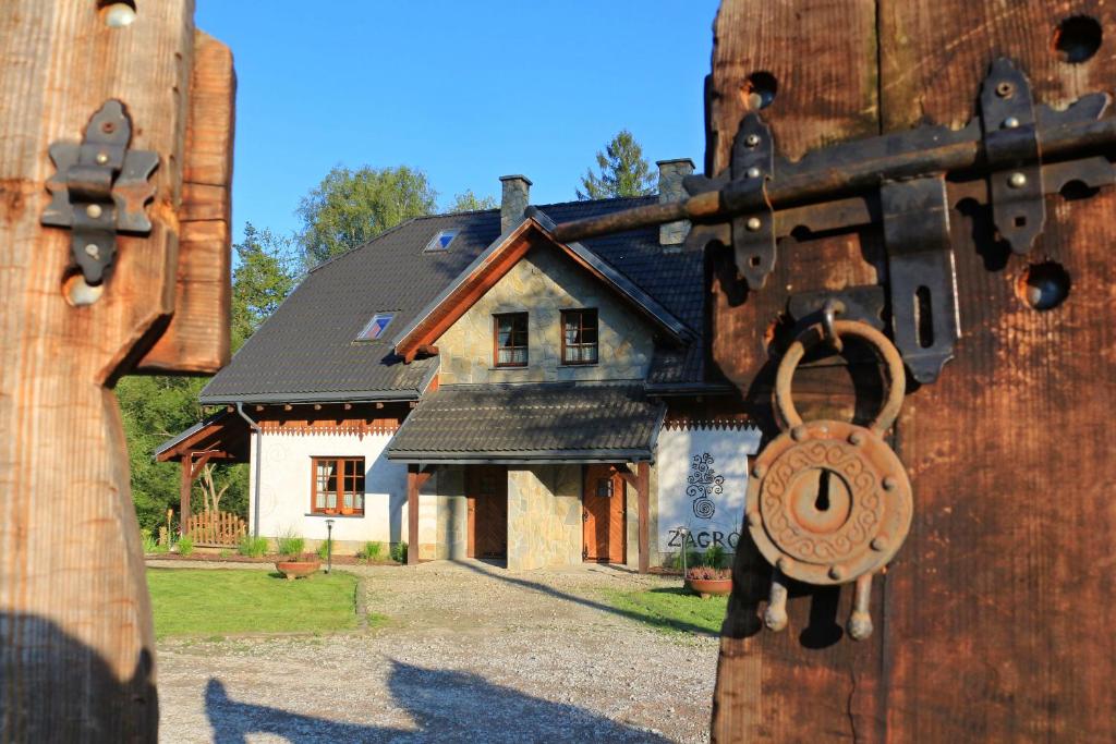 una puerta con cerradura delante de una casa en Zagroda Lipowiec, en Polańczyk