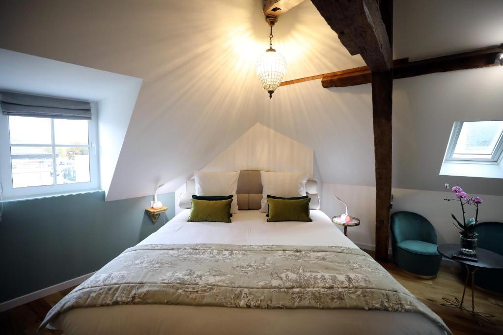 Кровать или кровати в номере Au Jeu de Paume