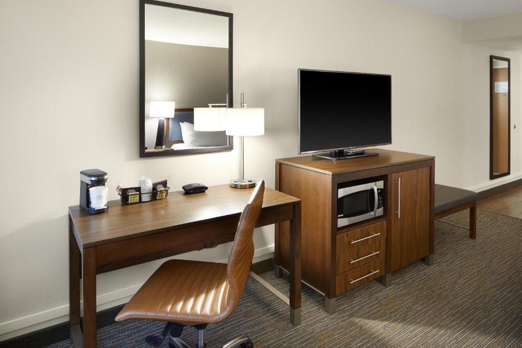 Wingate by Wyndham St. Clairsville/Wheeling - King Room - Mobility Access/Non-Smoking