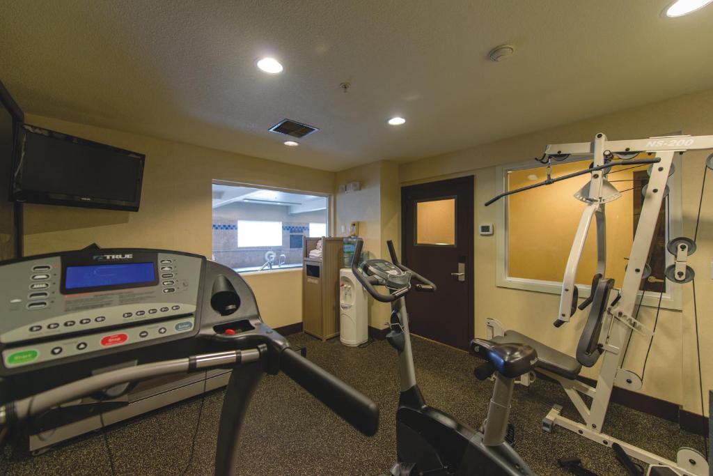 una habitación con un gimnasio con cinta de correr en Holiday Inn Express Portland East - Columbia Gorge, an IHG Hotel, en Troutdale