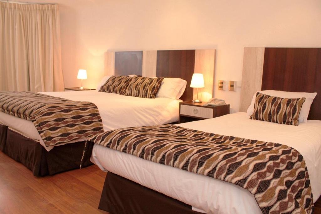 Postel nebo postele na pokoji v ubytování Hotel Montecarlo Viña del Mar