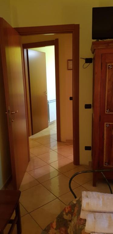 un pasillo con una puerta que da a una habitación en Masseria Frangiosa, en Torrecuso