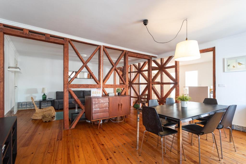 une salle à manger et un salon avec une table et des chaises dans l'établissement FLH Sé Apartment, à Lisbonne