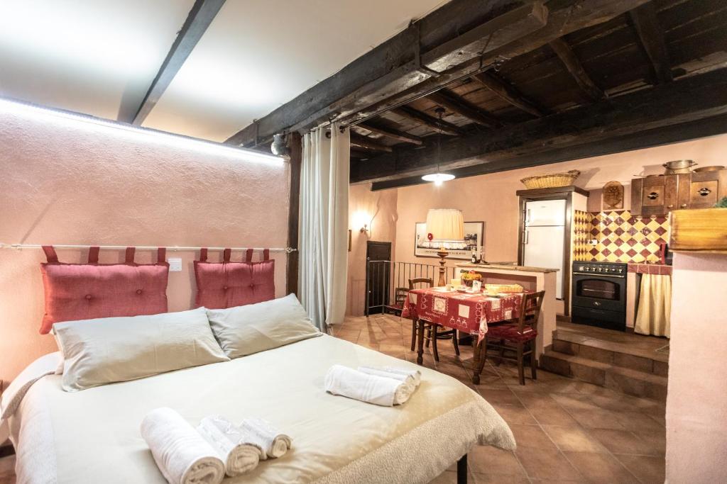 een slaapkamer met een bed en een tafel in een kamer bij Casetta Di Carlo Magno in Sutri