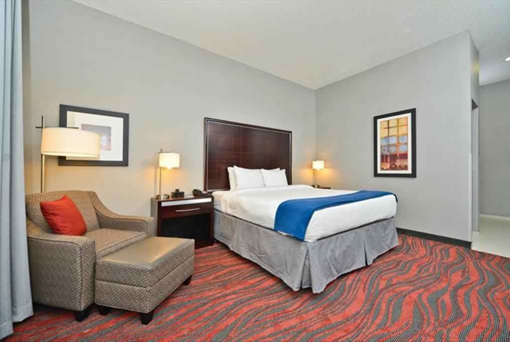 Holiday Inn Express & Suites Utica, NY - King Room With Roll-In Shower - Disability Access