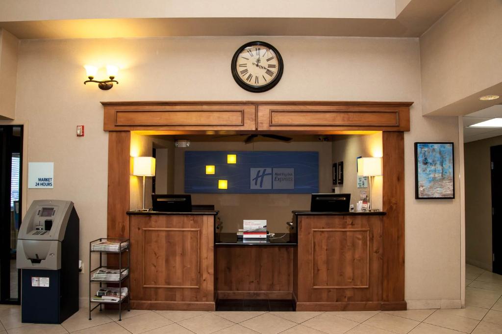 Ο χώρος του λόμπι ή της ρεσεψιόν στο Holiday Inn Express Tucson-Airport, an IHG Hotel