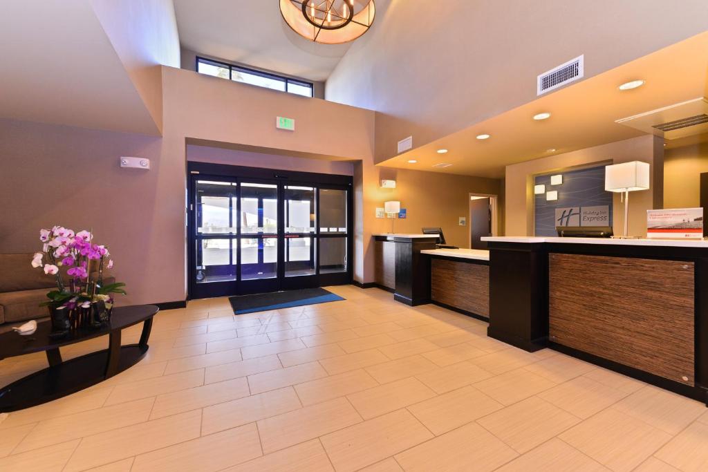 Kuchyň nebo kuchyňský kout v ubytování Holiday Inn Express & Suites Indio - Coachella Valley by IHG