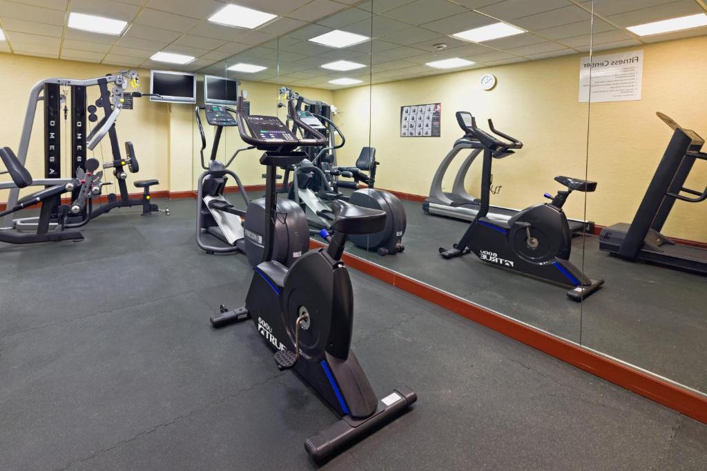Fitness centrum a/nebo fitness zařízení v ubytování Wyndham Garden Totowa