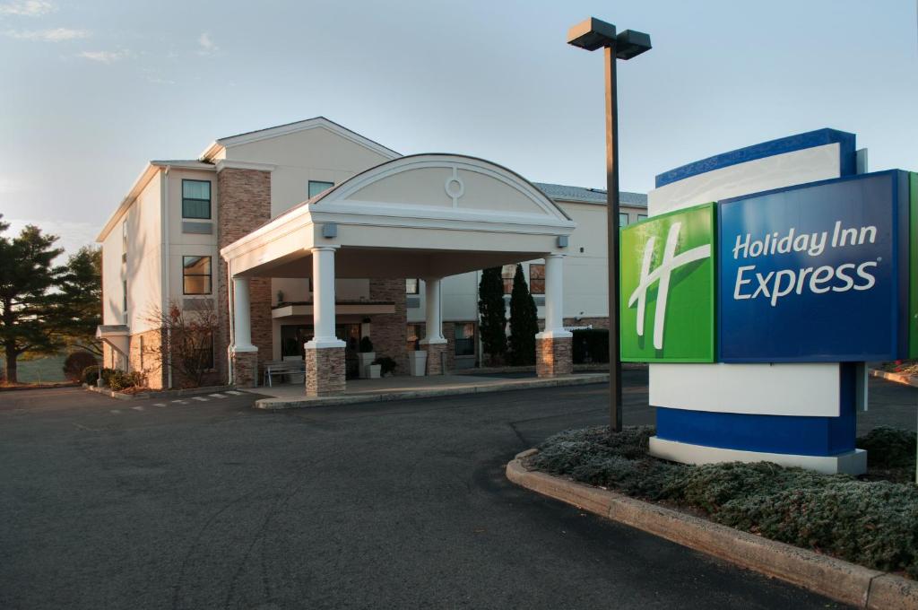 aadobe inn express cartel frente a un edificio en Holiday Inn Express Vernon-Manchester, an IHG Hotel, en Vernon