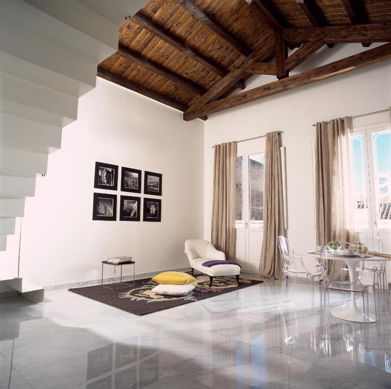 un soggiorno con pareti bianche e soffitto in legno di Right House - Characteristic Marina District a Cagliari