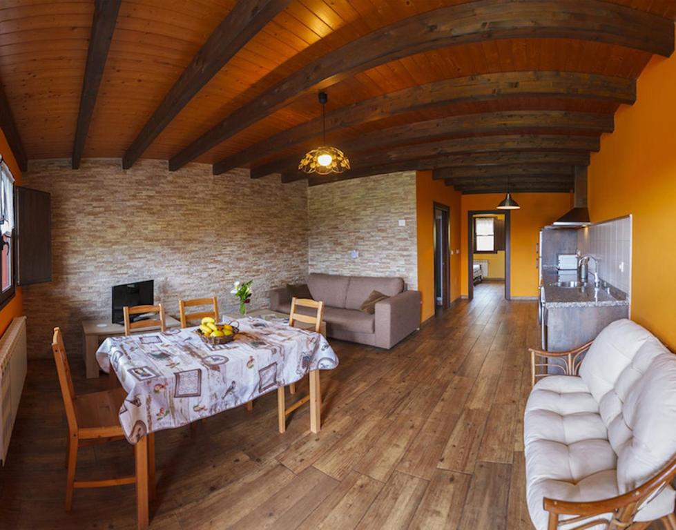 Televízia a/alebo spoločenská miestnosť v ubytovaní Apartamentos Miradorderodiles Bellavista
