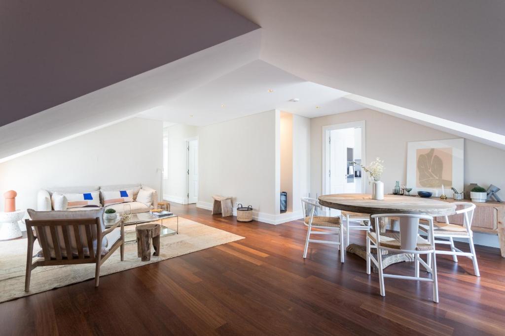 - un salon avec une table et un canapé dans l'établissement FLH Luxury Flat near Marquês, à Lisbonne