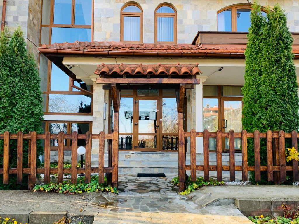 Charming Ski Apartments Near Gondola & Bar Street, Cedar Lodge 1 Complex - One-Bedroom Apartment