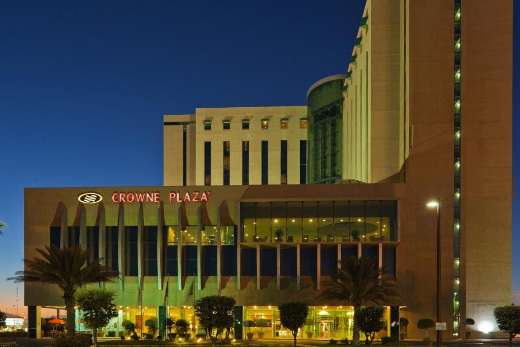 ein großes Gebäude mit einem Casino Plaza in der Nacht in der Unterkunft Crowne Plaza Torreon, an IHG Hotel in Torreón