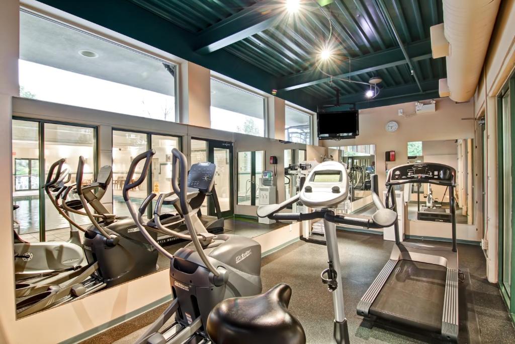 Fitness centrum a/nebo fitness zařízení v ubytování Holiday Inn Express Kamloops, an IHG Hotel