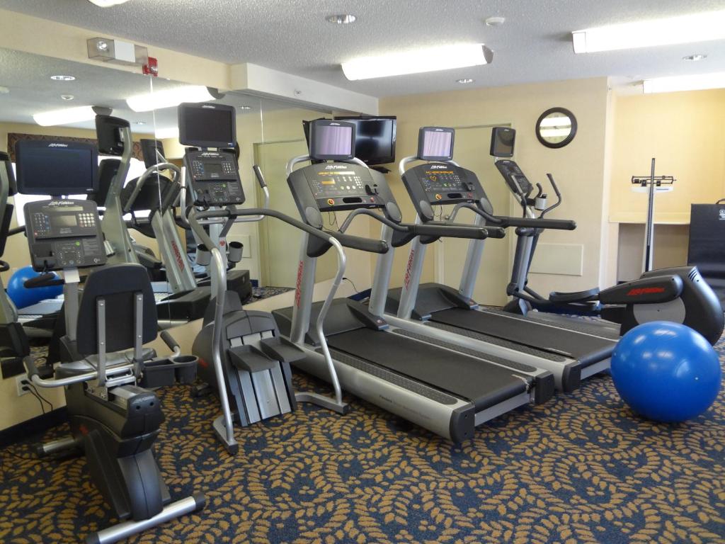 a gym with treadmills and elliptical machines at Holiday Inn Hinton by IHG in Hinton