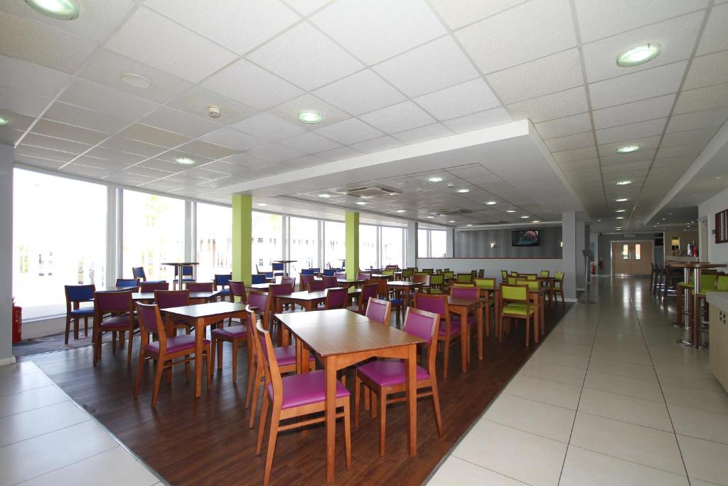 Restaurace v ubytování Holiday Inn Express Nuneaton by IHG