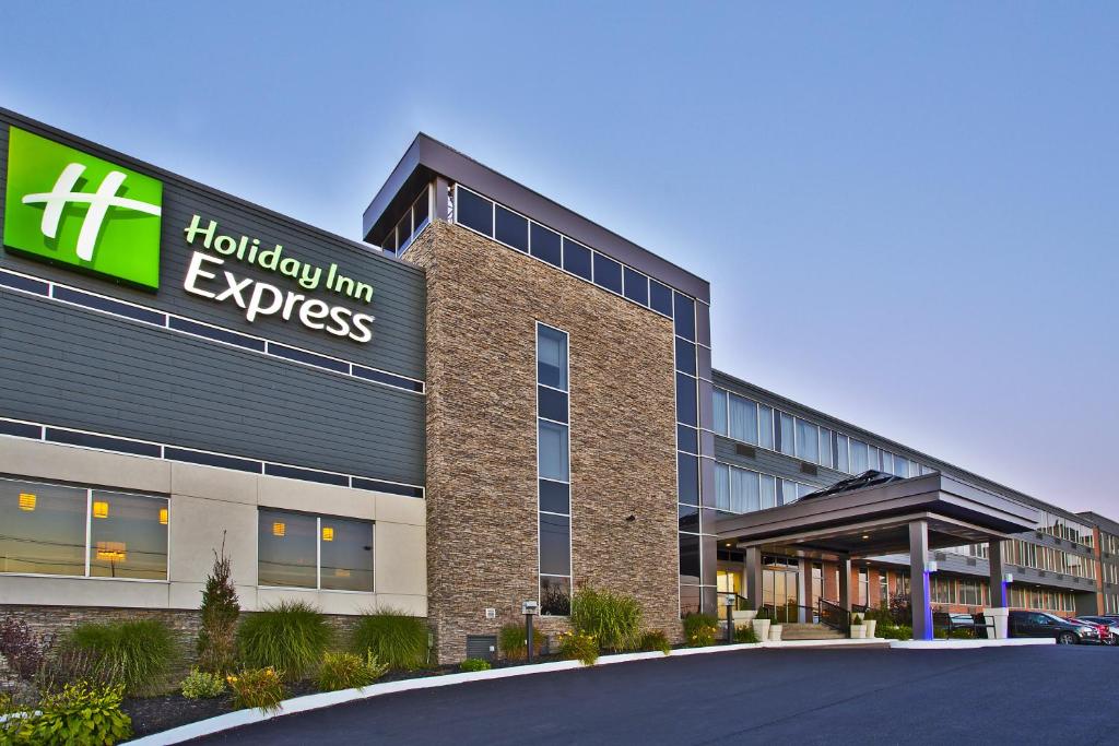 un immeuble de bureaux avec un panneau hilton express sur celui-ci dans l'établissement Holiday Inn Express - Sault Ste. Marie, an IHG Hotel, à Sault-Sainte-Marie