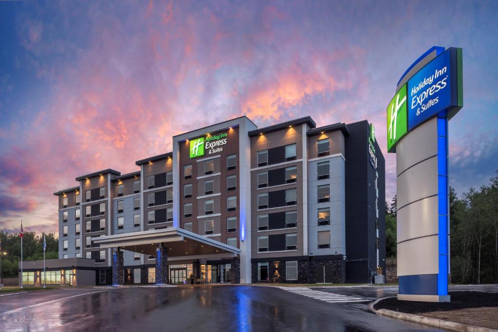 un hôtel avec un panneau devant un bâtiment dans l'établissement Holiday Inn Express & Suites Moncton, an IHG Hotel, à Moncton