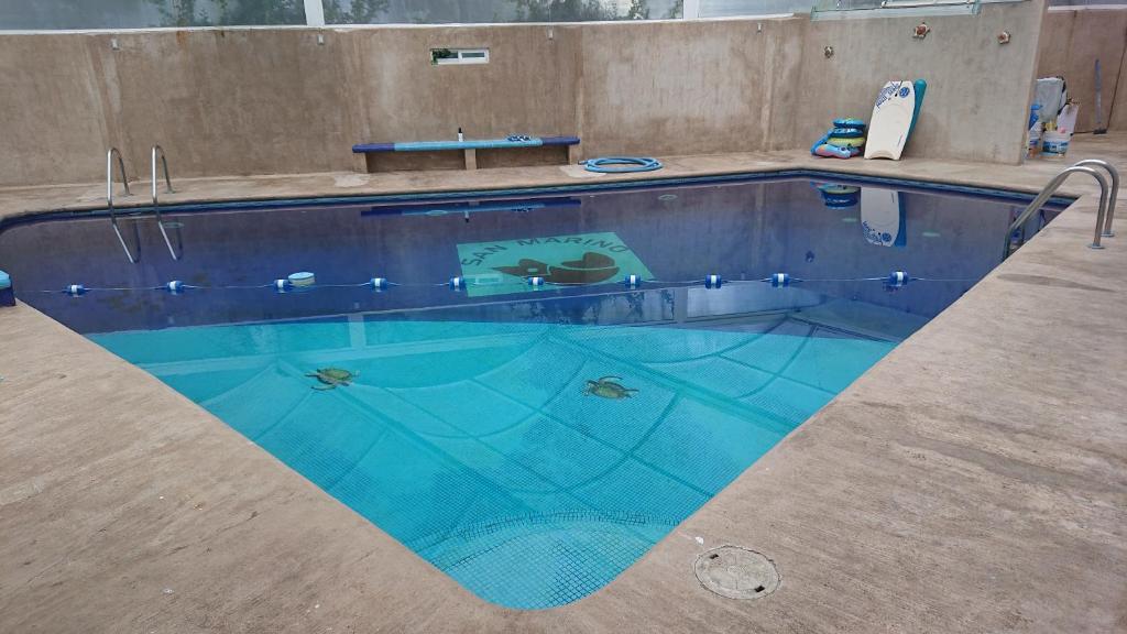 uma piscina com uma piscina azul em San Marino 2 em San Francisco Tlalnepantla