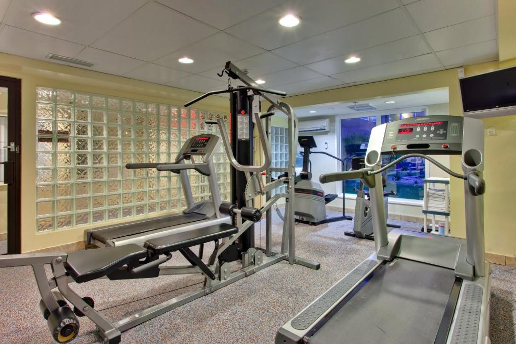 Fitness centrum a/nebo fitness zařízení v ubytování Holiday Inn Express Red Deer by IHG