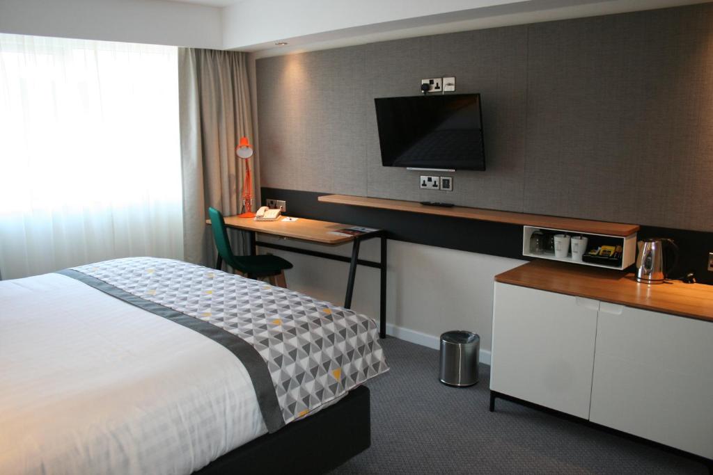 A television and/or entertainment centre at Holiday Inn South Normanton M1, Jct.28, an IHG Hotel