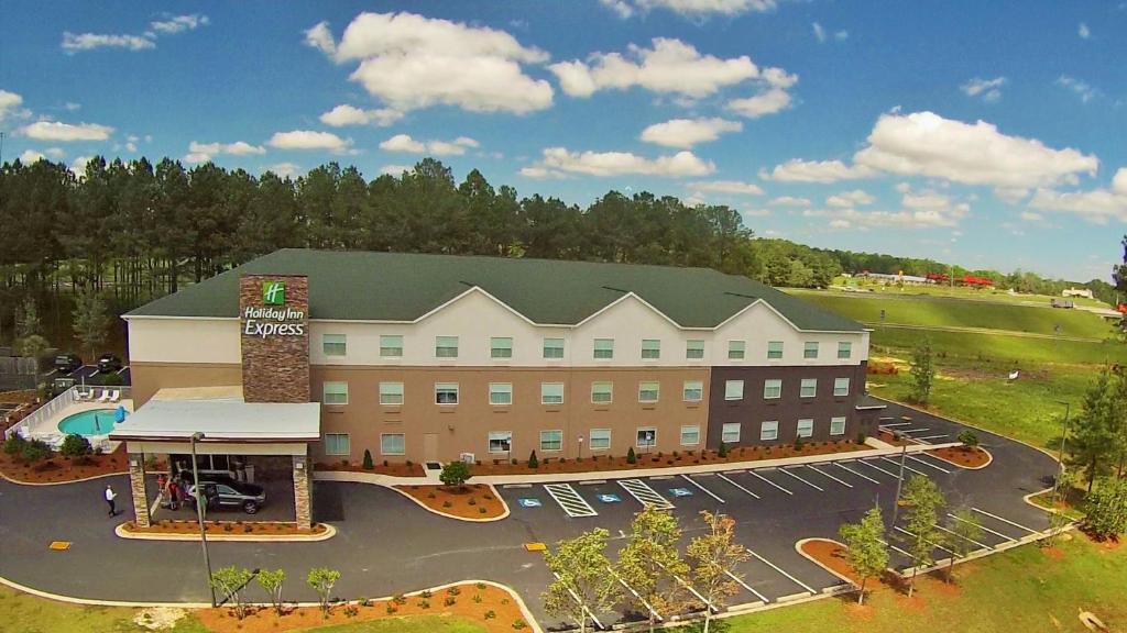 an aerial view of a hotel with a parking lot at Holiday Inn Express DeFuniak Springs, an IHG Hotel in DeFuniak Springs