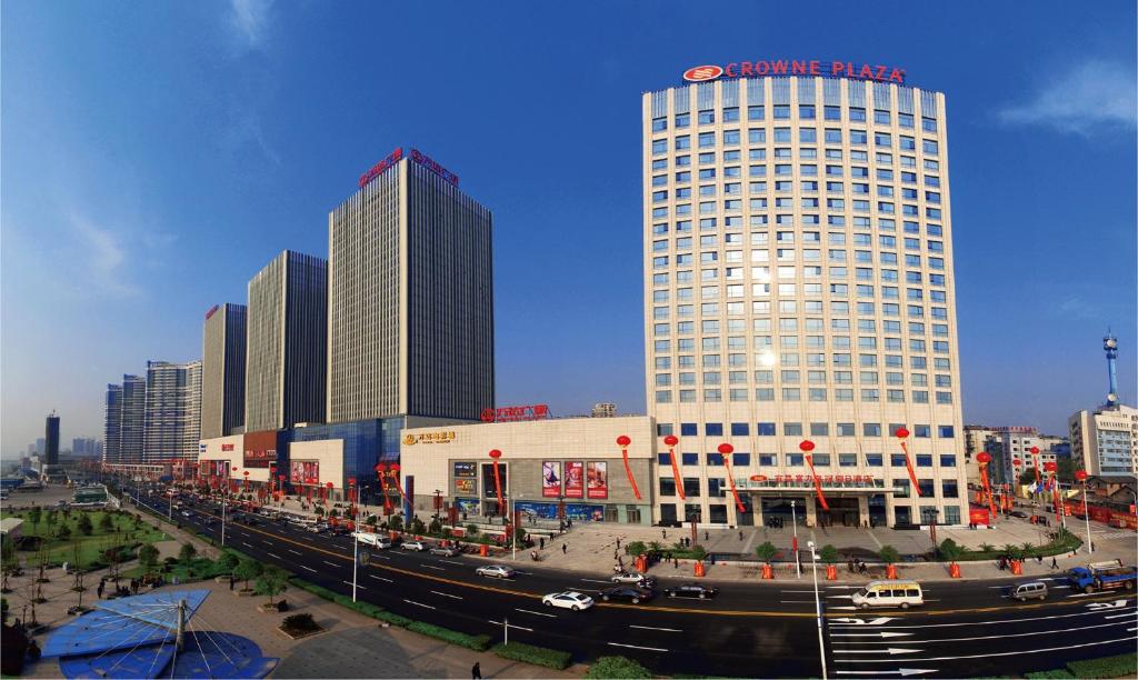 una ciudad con edificios altos y una calle con coches en Crowne Plaza Yichang, an IHG Hotel, en Yichang