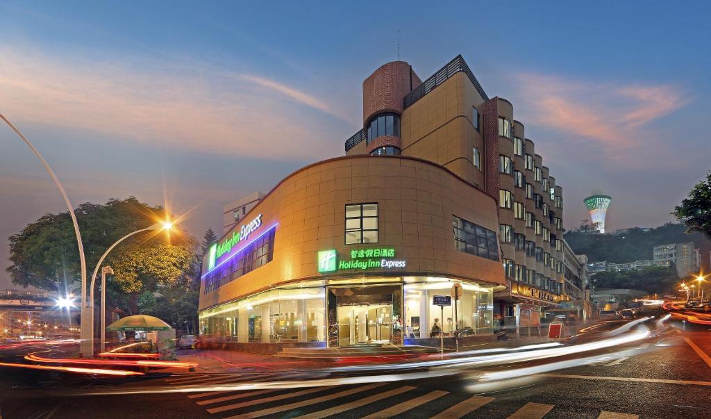 budynek na rogu ulicy w nocy w obiekcie Holiday Inn Express - Xiamen City Center, an IHG Hotel w mieście Xiamen