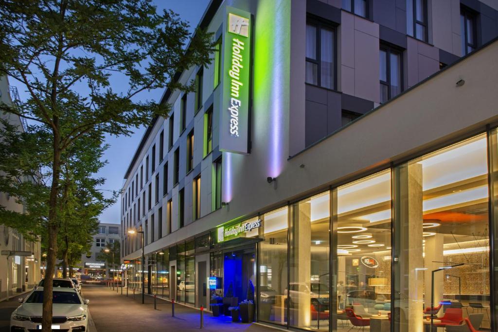 ヴァイブリンゲンにあるHoliday Inn Express Stuttgart-Waiblingen, an IHG Hotelの車が停まった建物