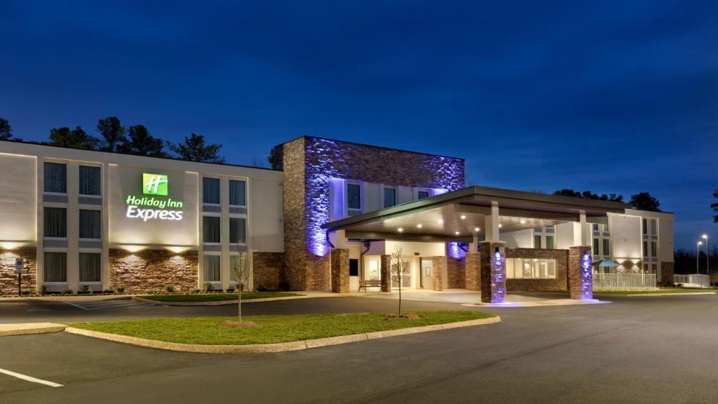 a rendering of the exterior of a hotel at night at Holiday Inn Express - Williamsburg Busch Gardens Area, an IHG Hotel in Williamsburg