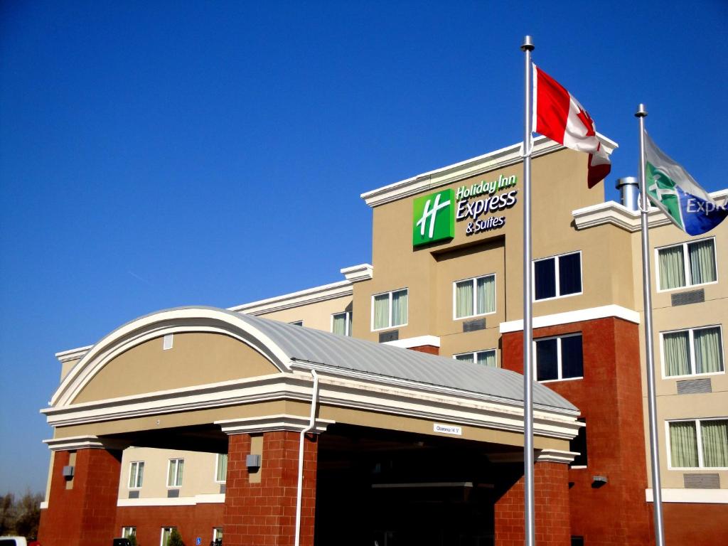 un hotel con dos banderas frente a un edificio en Holiday Inn Express Fort Saskatchewan, an IHG Hotel, en Fort Saskatchewan