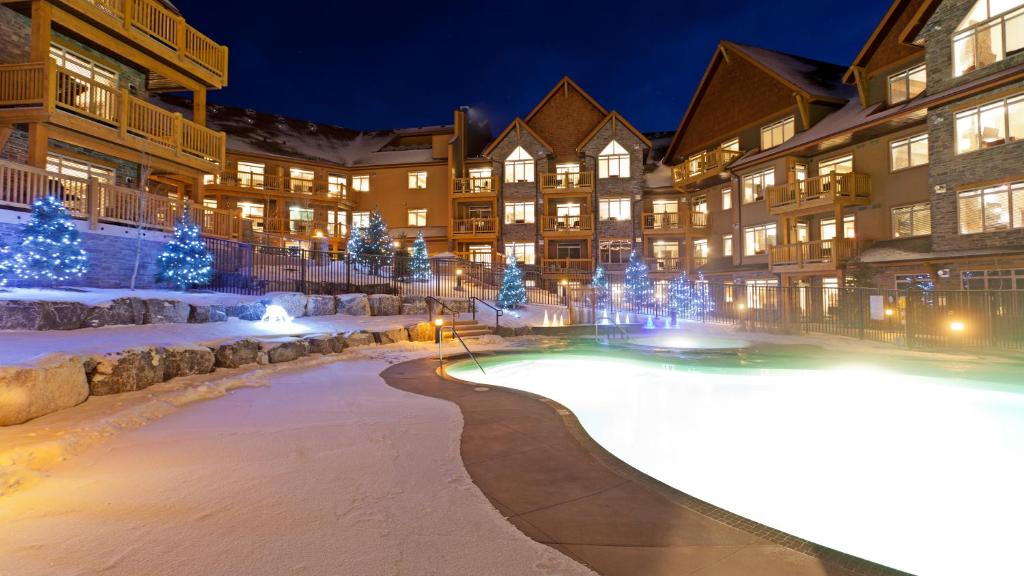 Stoneridge Mountain Resort内部或周边的泳池