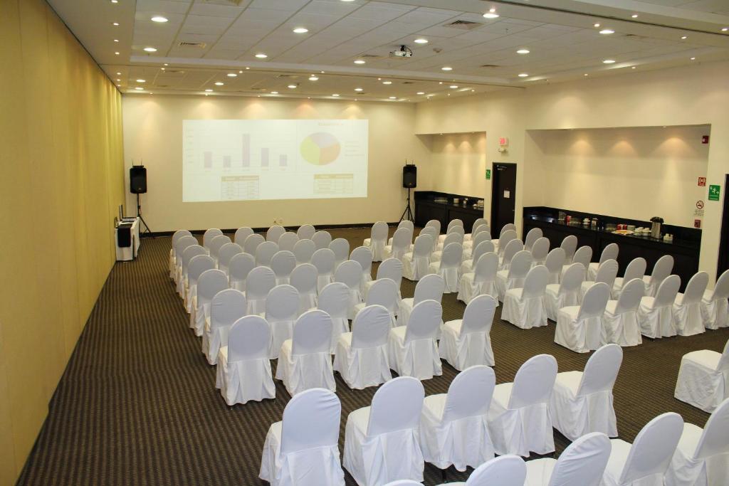 Area bisnis dan/atau ruang konferensi di Holiday Inn Express Mérida, an IHG Hotel