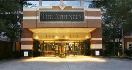 un edificio con una señal que lee la entrada en Atheneum Suite Hotel, en Detroit