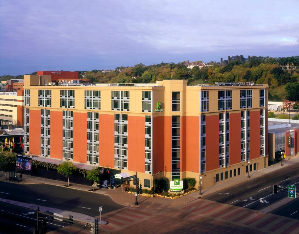 an overhead view of a large building on a street at Holiday Inn St. Paul Downtown, an IHG Hotel in Saint Paul