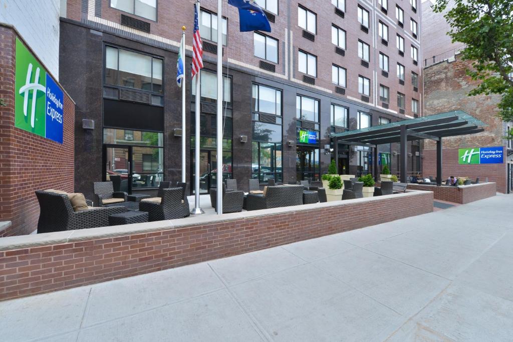 un'area salotto di fronte a un edificio di Holiday Inn Express Manhattan Midtown West, an IHG Hotel a New York