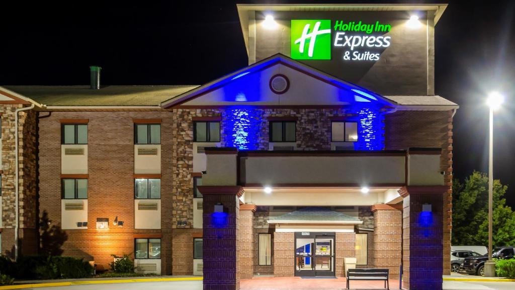 un hôtel avec des lumières bleues à l'avant dans l'établissement Holiday Inn Express & Suites - Olathe South, an IHG Hotel, à Olathe