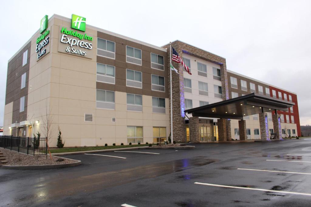 マリエッタにあるHoliday Inn Express & Suites - Marietta, an IHG Hotelのホテル前の空き駐車場