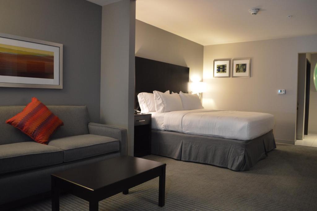 Holiday Inn Express and Suites Tahlequah by IHG - King Suite