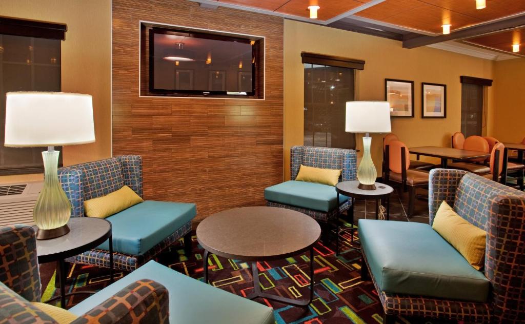 Лаундж або бар в Holiday Inn Express Hotel & Suites North Kansas City, an IHG Hotel