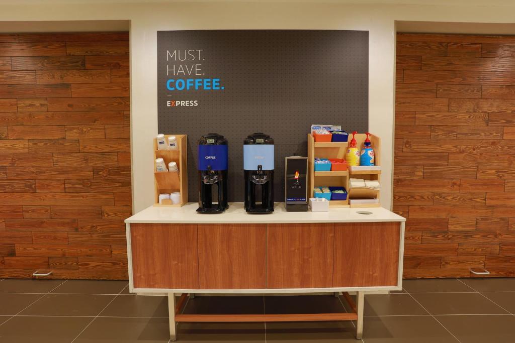 Příslušenství pro přípravu čaje a kávy v ubytování Holiday Inn Express Oneonta by IHG
