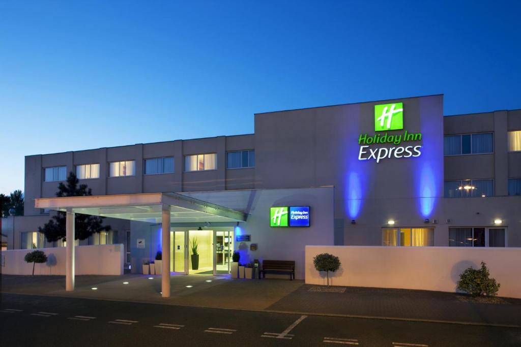un ospedale con un cartello che dice "hydrogen inn express" di Holiday Inn Express Norwich, an IHG Hotel a Norwich