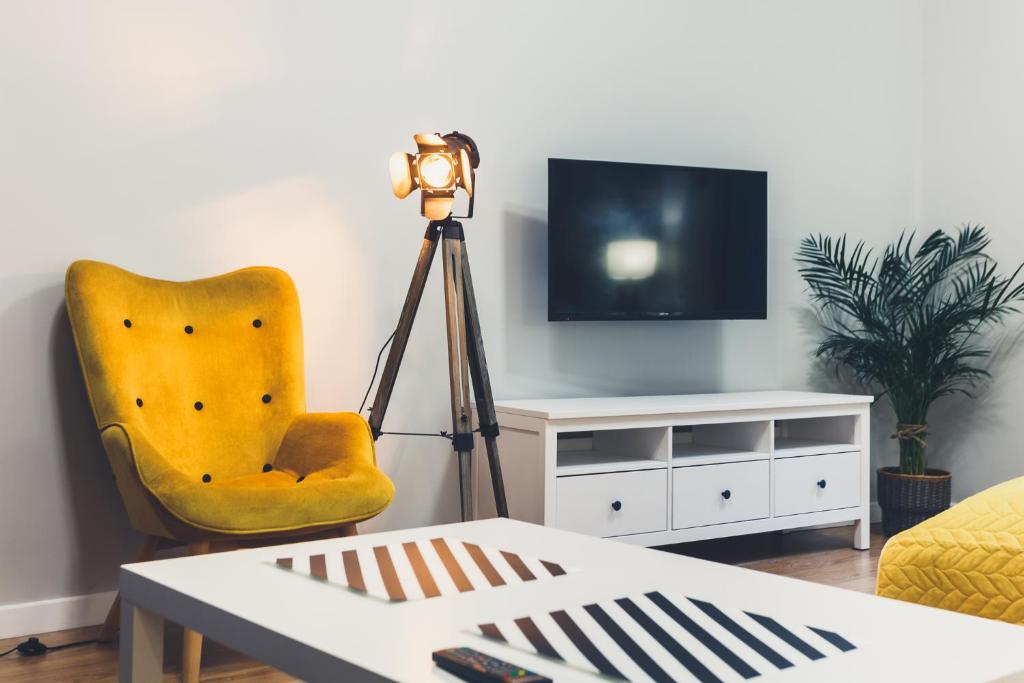 Televízia a/alebo spoločenská miestnosť v ubytovaní FatCat Apartments