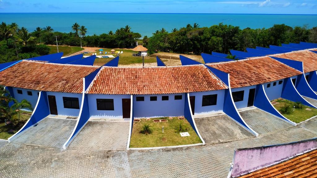普拉多的住宿－Pousada das Falésias，享有蓝色屋顶建筑的顶部景色