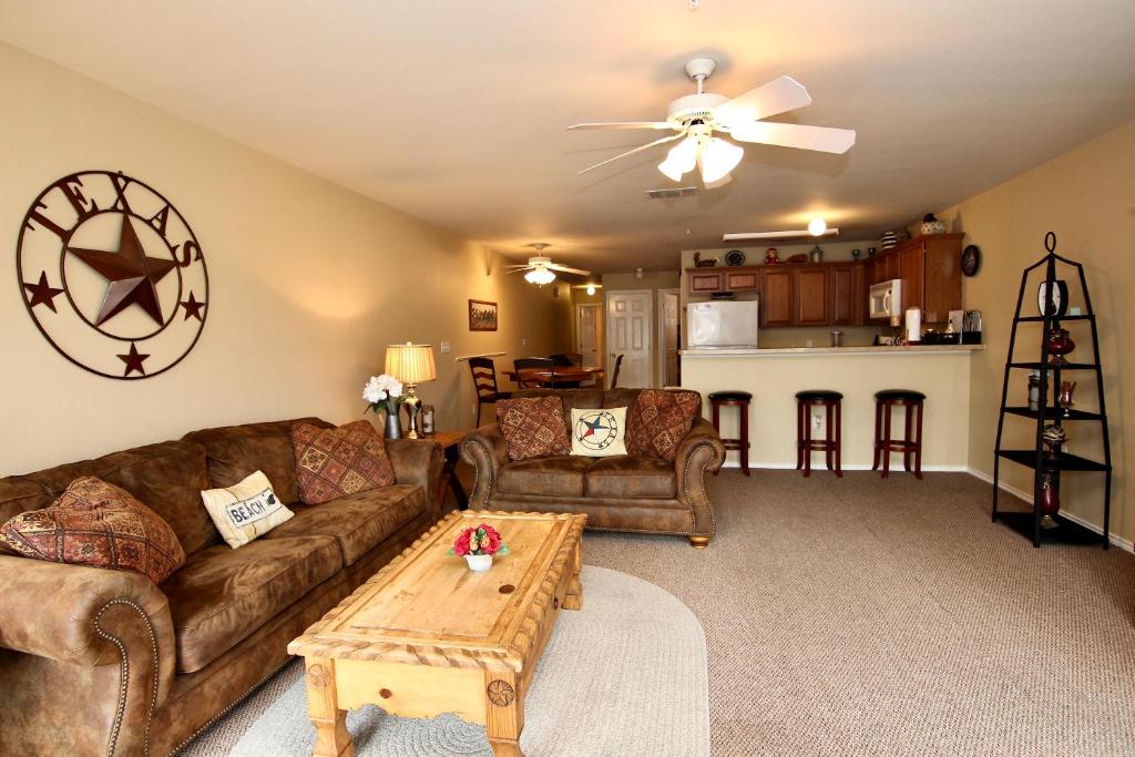 Khu vực ghế ngồi tại River Run Waterwheel